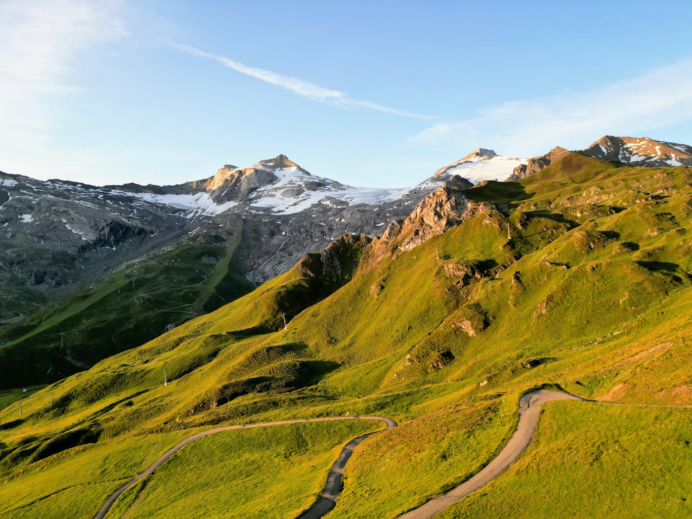 Kurvenreiche Panoramastraße durch grüne österreichische Alpen