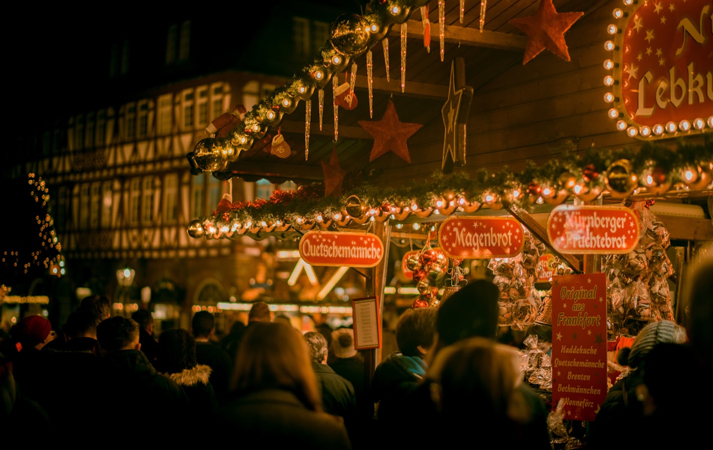 Warm beleuchteter deutscher Weihnachtsmarkt mit festlichen Ständen