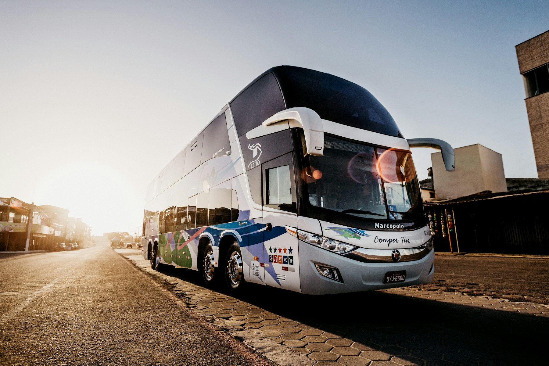 Moderner Reisebus im warmen Morgenlicht