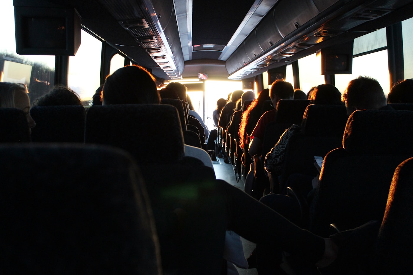 Reisende teilen einen entspannten Moment während ihrer Busreise – Bildmoment zu Datenschutz