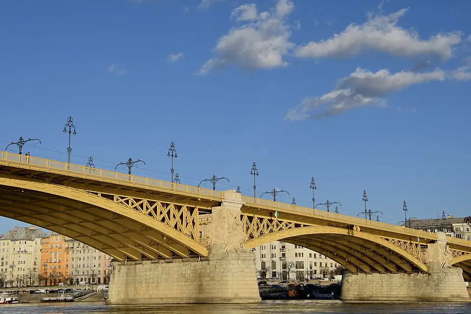 Stimmungsvolle Reiseansicht aus Budapest für Busreise Budapest für Alleinreisende – ehrlich eingeordnet