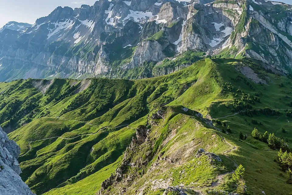 Stimmungsvolle Reiseansicht aus Wallis für Panoramareise Wallis mit dem Bus – Tipps zur Auswahl