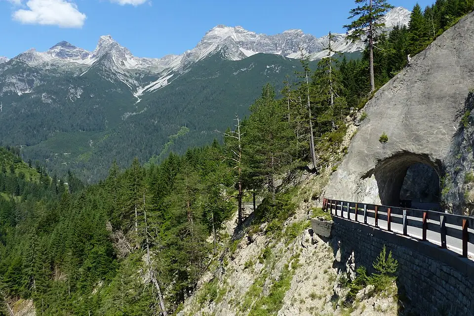 Authentischer Reisemoment in Tirol – passend zu Busreise Tirol mit 4-Sterne-Hotel – Tipps zur Auswahl