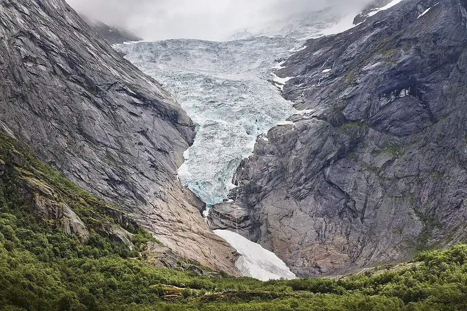 Stimmungsvolle Reiseansicht aus Norwegische Fjorde für Busreise Norwegische Fjorde in kleiner Gruppe – Dauer & Komfort