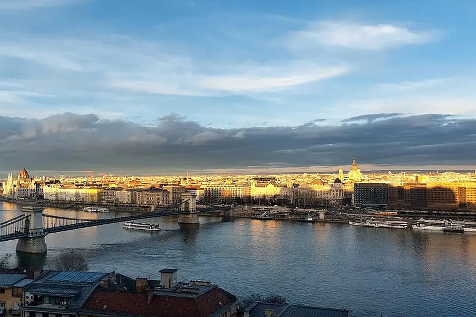 Stimmungsvolle Reiseansicht aus Budapest für Busreise Budapest mit wenig Gehstrecke – Route & Leistungen