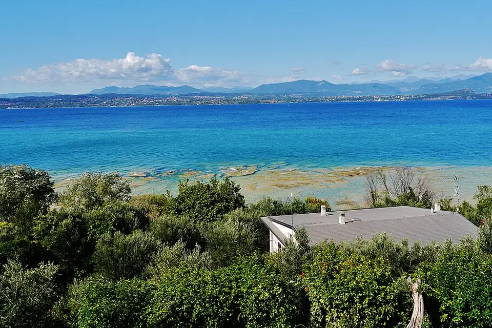 Stimmungsvolle Reiseansicht aus Gardasee für Busreise Gardasee mit Haustürabholung – Route & Leistungen