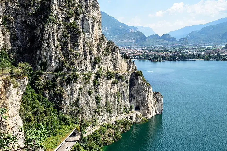 Stimmungsvolle Reiseansicht aus Gardasee für Naturreise Gardasee mit dem Bus – Route & Leistungen