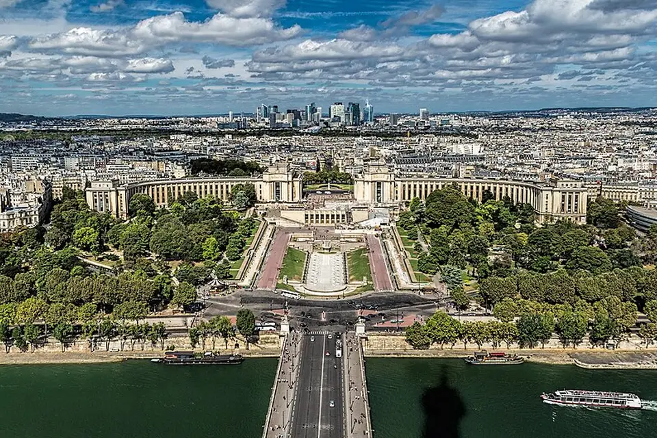 Authentischer Reisemoment in Paris – passend zu Weihnachtsreise Paris mit dem Bus – Reisecheck