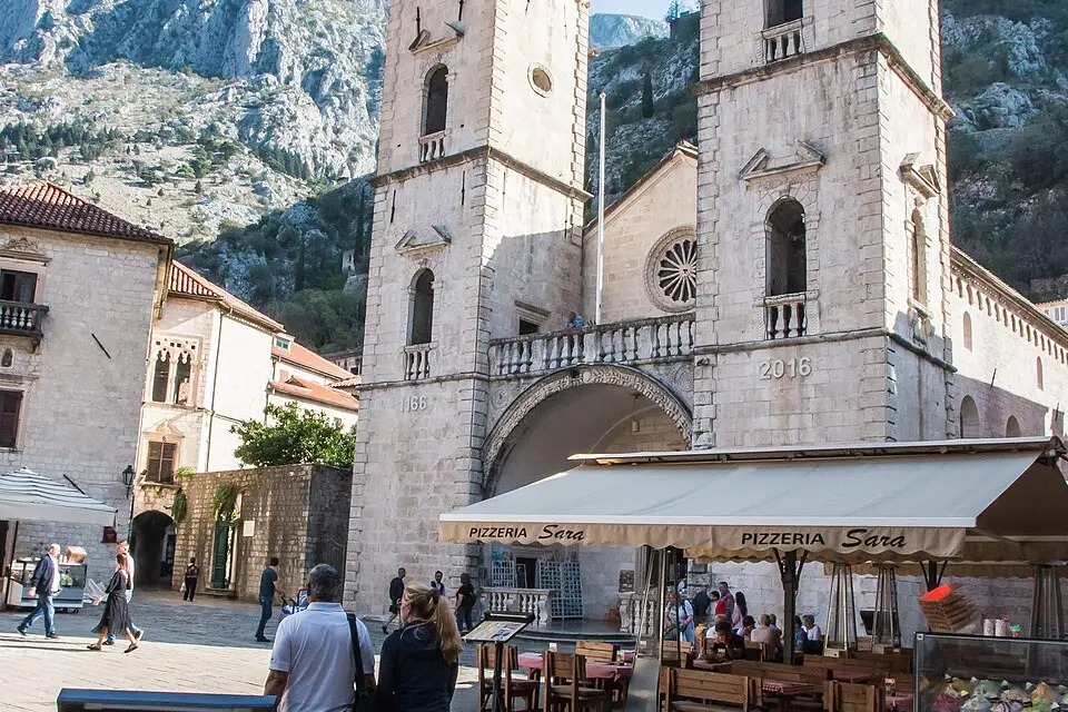 Stimmungsvolle Reiseansicht aus Montenegro für Busreise Montenegro für Alleinreisende – Tipps zur Auswahl