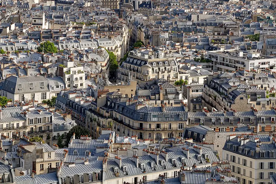 Stimmungsvolle Reiseansicht aus Paris für Busreise Paris Angebote vergleichen – ehrlich eingeordnet