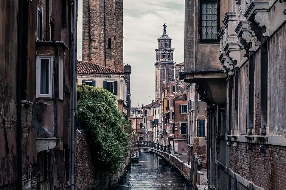 Stimmungsvolle Reiseansicht aus Venedig für Busreise Venedig im Frühling – Dauer & Komfort