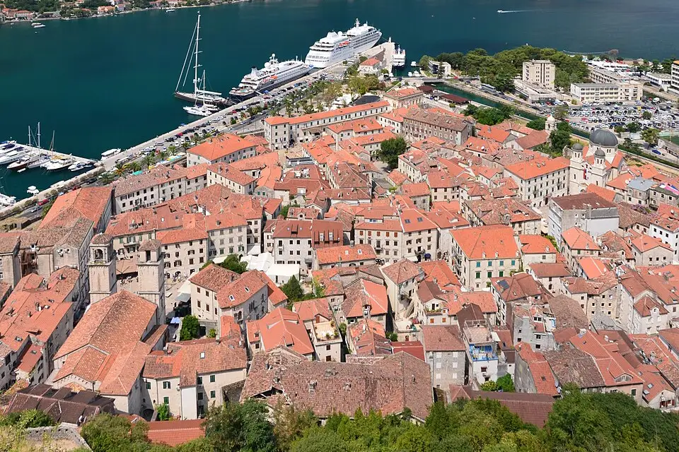 Stimmungsvolle Reiseansicht aus Montenegro für Busreise Montenegro mit viel Freizeit – Route & Leistungen