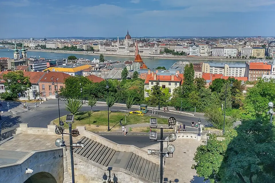 Landschaft und Sehenswürdigkeiten in Budapest für Busreise Budapest mit wenig Gehstrecke – Route & Leistungen