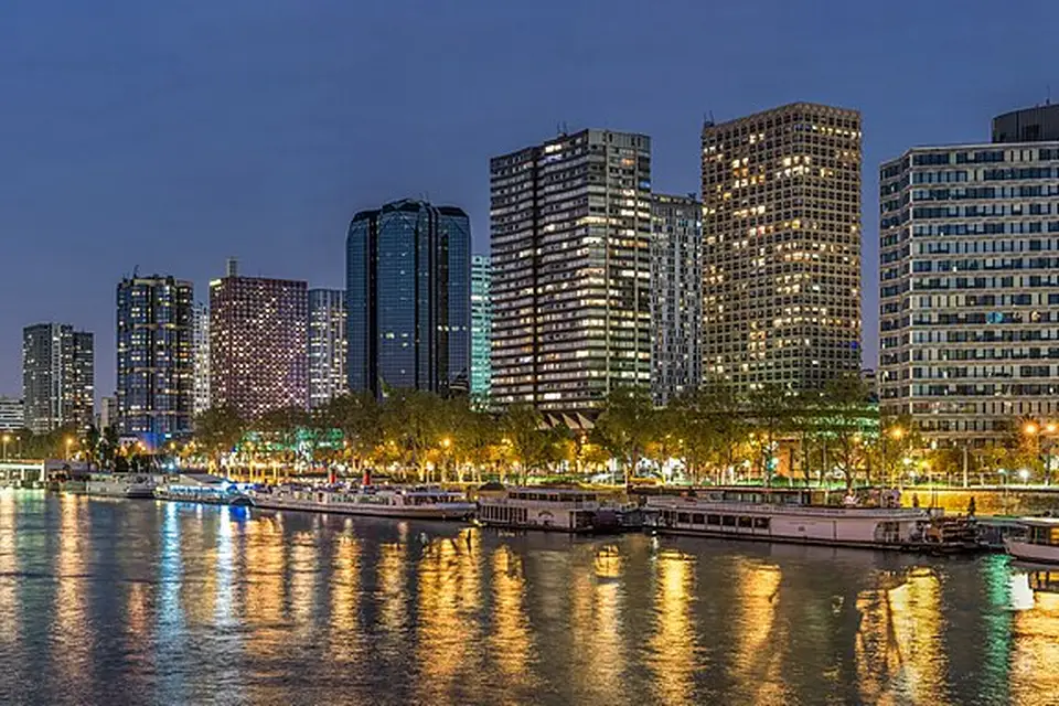 Stimmungsvolle Reiseansicht aus Paris für Busreise Paris mit wenig Gehstrecke – Dauer & Komfort