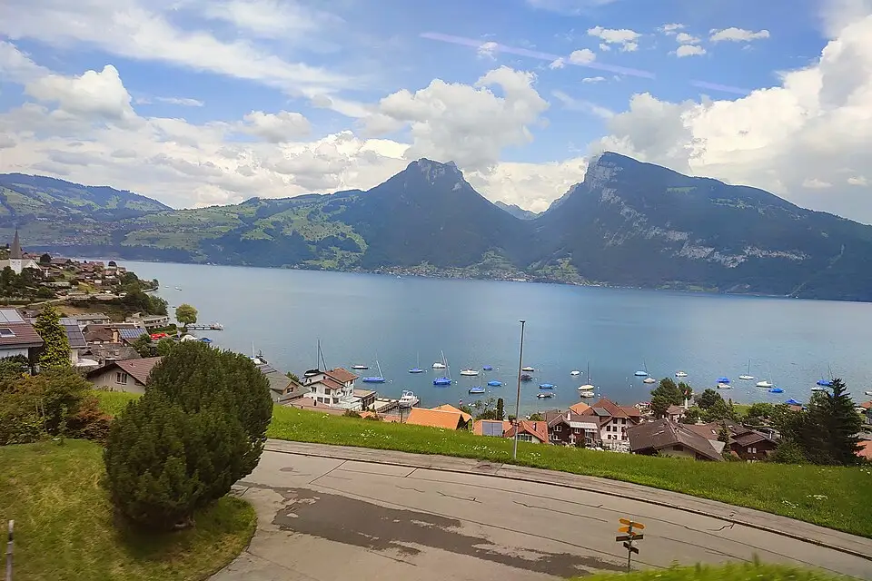 Stimmungsvolle Reiseansicht aus Berner Oberland für Beste Reisezeit für eine Busreise Berner Oberland – Reisecheck