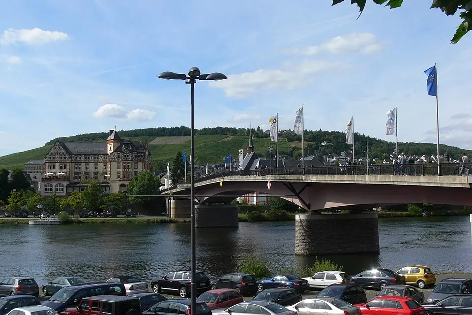 Stimmungsvolle Reiseansicht aus Mosel für Busreise Mosel mit Haustürabholung – Dauer & Komfort