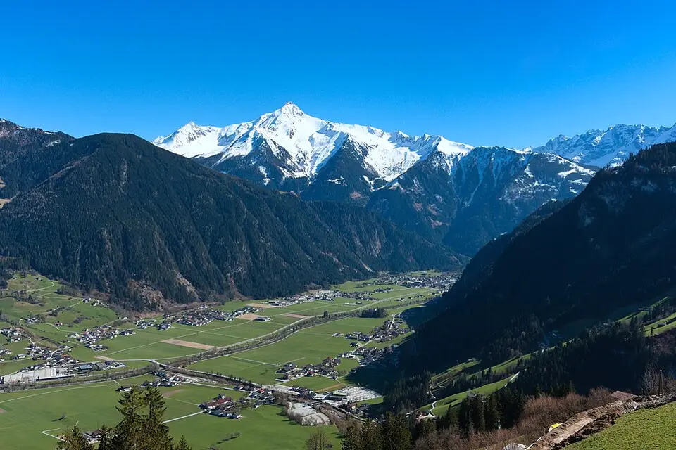 Stimmungsvolle Reiseansicht aus Tirol für Busreise Tirol ab Hamburg – Dauer & Komfort