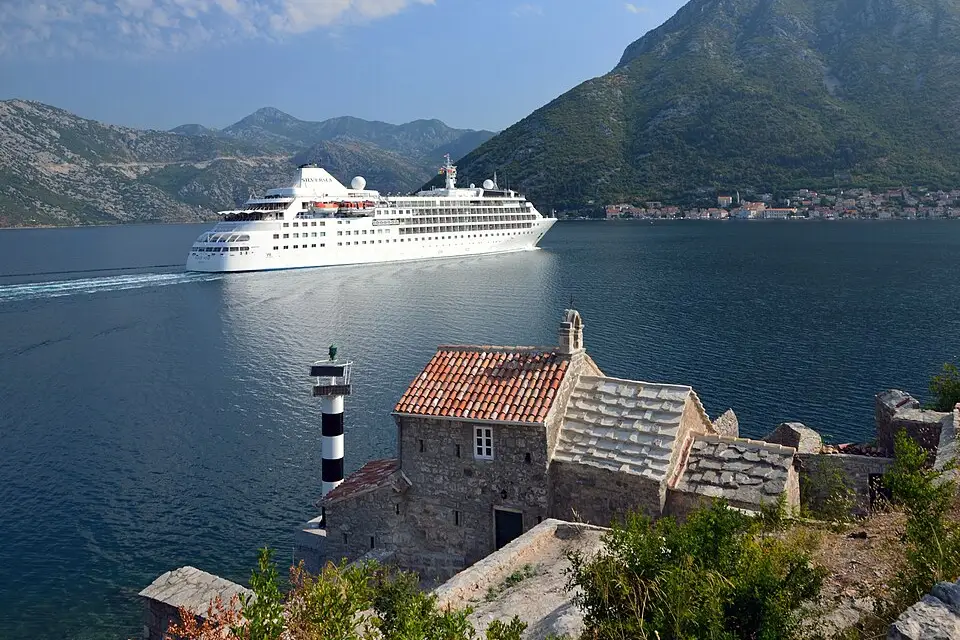 Stimmungsvolle Reiseansicht aus Montenegro für Busreise Montenegro für Familien – Dauer & Komfort
