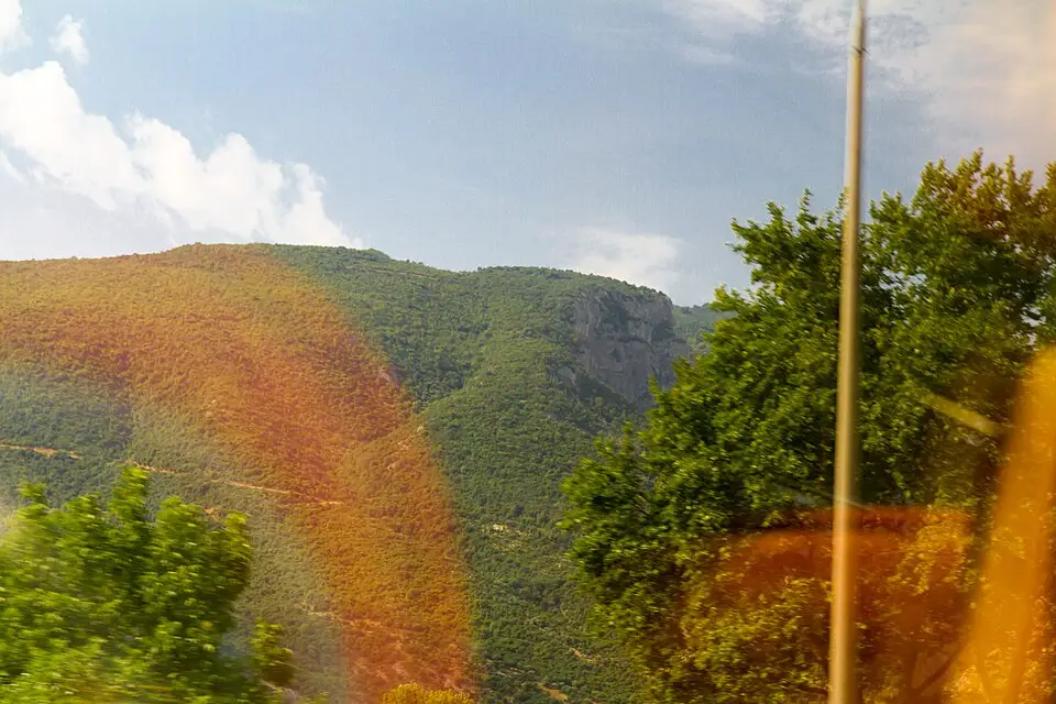 Stimmungsvolle Reiseansicht aus Athen für Busreise Athen mit Haustürabholung – Route & Leistungen