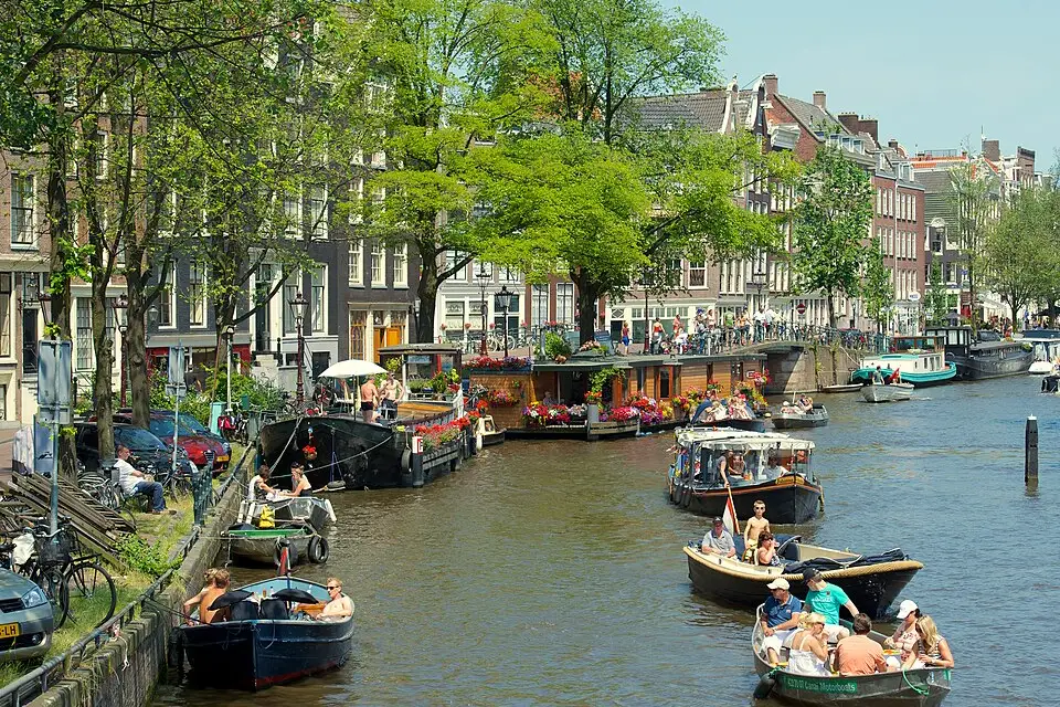 Authentischer Reisemoment in Amsterdam – passend zu Busreise Amsterdam mit Reiseleitung – Dauer & Komfort