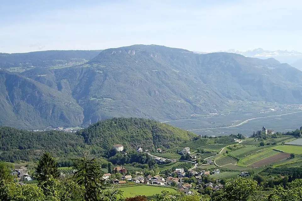 Stimmungsvolle Reiseansicht aus Südtirol für Busreise Südtirol ab München – Route & Leistungen