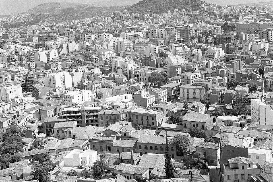 Stimmungsvolle Reiseansicht aus Athen für Busreise Athen im Frühling – Dauer & Komfort
