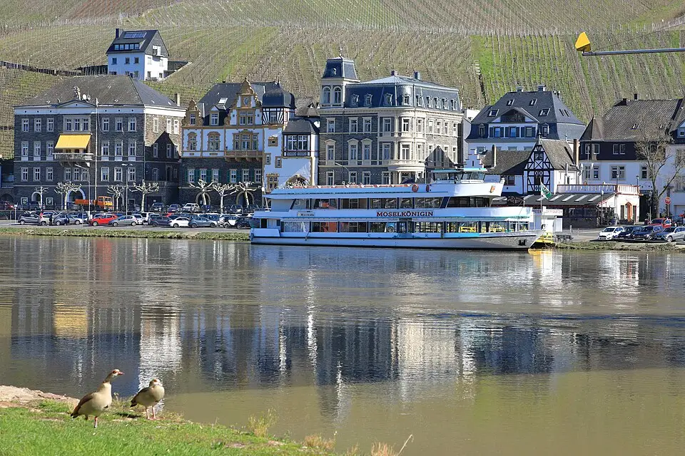 Authentischer Reisemoment in Mosel – passend zu Busreise Mosel mit Rollator – ehrlich eingeordnet