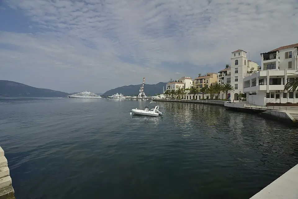 Stimmungsvolle Reiseansicht aus Montenegro für Busreise Montenegro für Paare – ehrlich eingeordnet