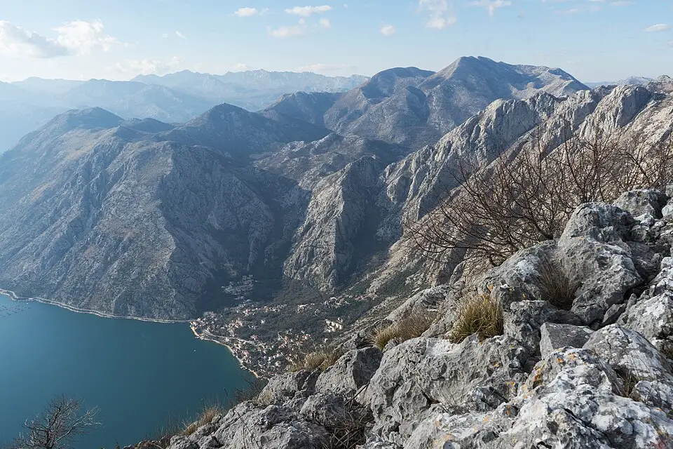 Stimmungsvolle Reiseansicht aus Montenegro für Standortreise Montenegro mit dem Bus – Reiseguide