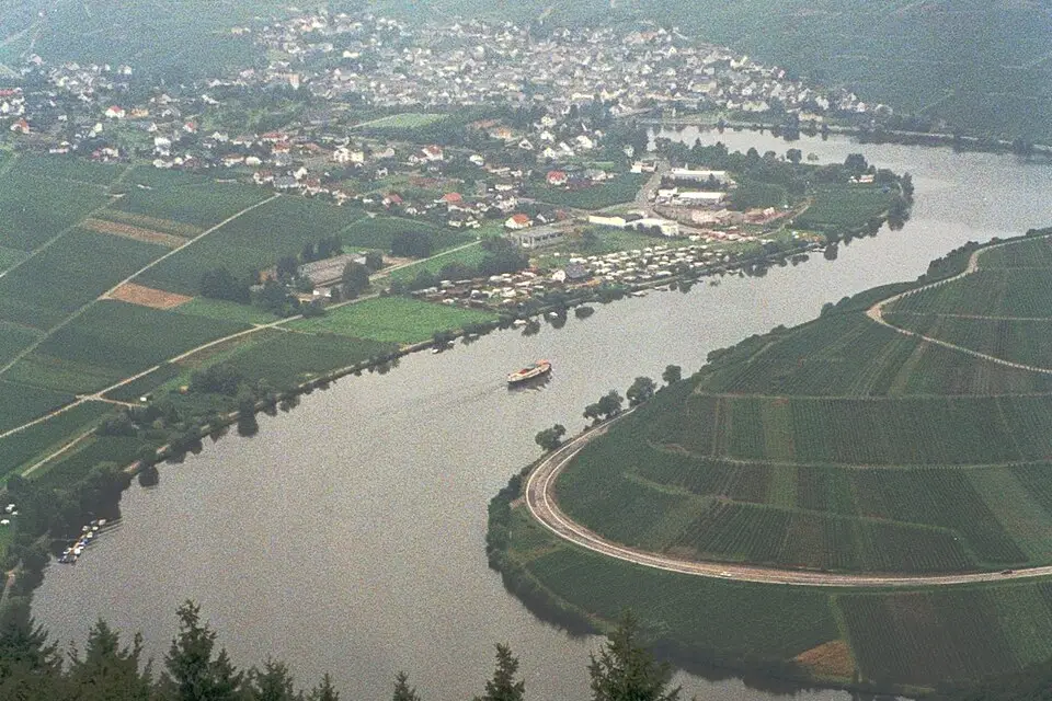 Authentischer Reisemoment in Mosel – passend zu Busreise Mosel ab Stuttgart – Tipps zur Auswahl