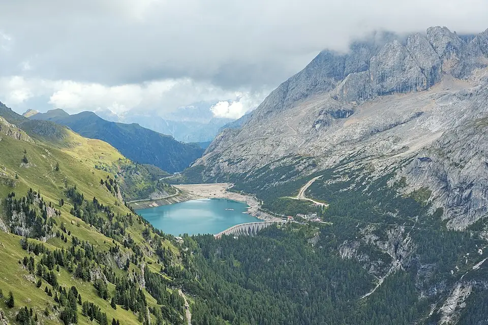 Stimmungsvolle Reiseansicht aus Südtirol für Busreise Südtirol im Herbst – Route & Leistungen