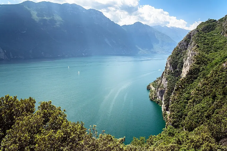 Stimmungsvolle Reiseansicht aus Gardasee für Busreise Gardasee ohne Nachtfahrt – Reiseguide