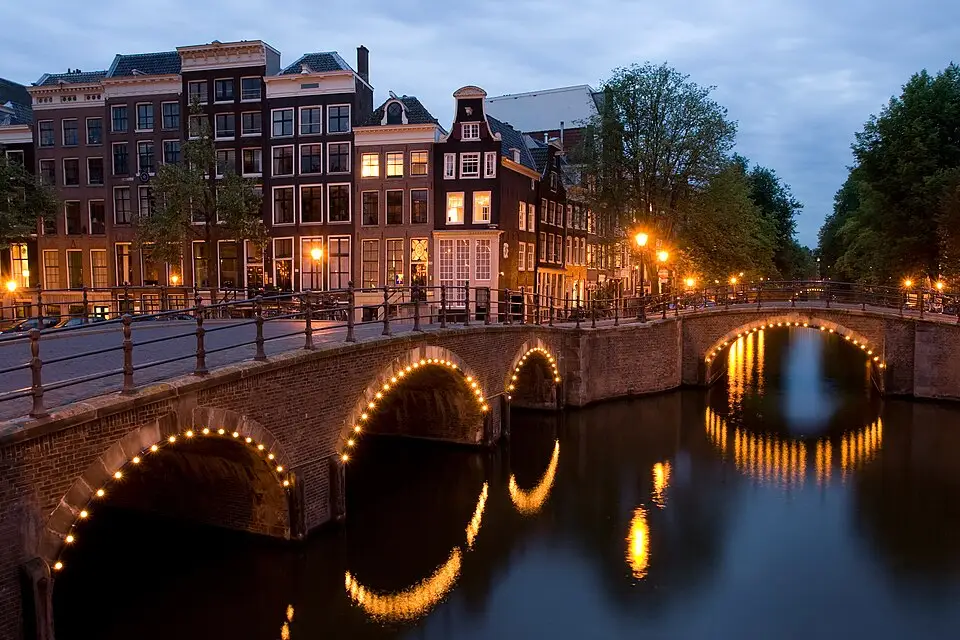 Authentischer Reisemoment in Amsterdam – passend zu Busreise Amsterdam ab Berlin – Route & Leistungen