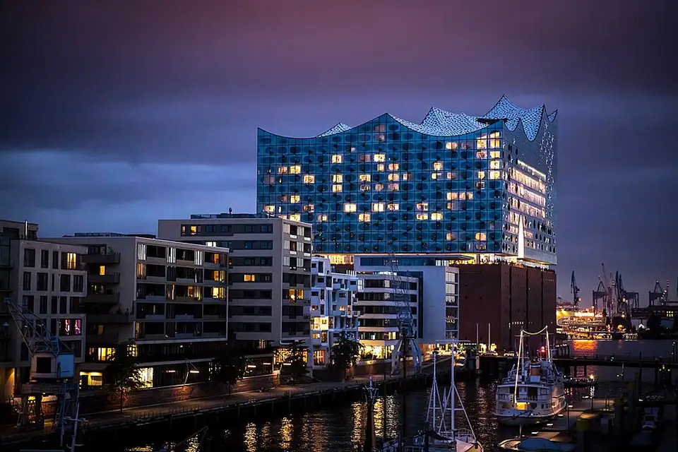 Stimmungsvolle Reiseansicht aus Hamburg für Kulturreise Hamburg mit dem Bus – Tipps zur Auswahl