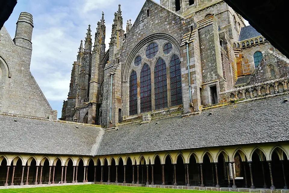 Stimmungsvolle Reiseansicht aus Normandie für Busreise Normandie für Paare – Dauer & Komfort