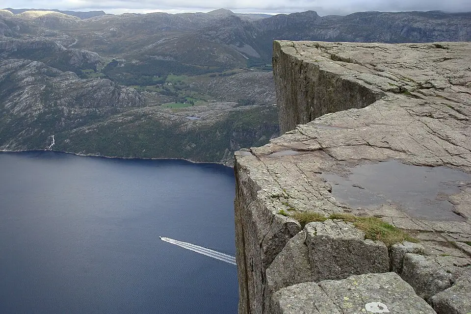 Stimmungsvolle Reiseansicht aus Norwegische Fjorde für Busreise Norwegische Fjorde 10 Tage – ehrlich eingeordnet