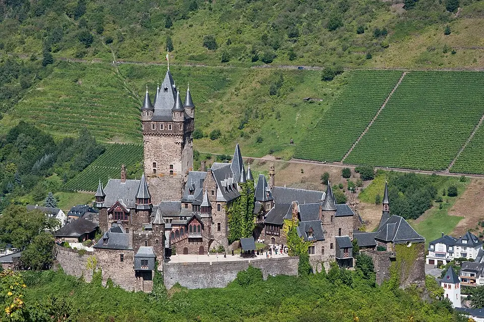 Authentischer Reisemoment in Mosel – passend zu Beste Reisezeit für eine Busreise Mosel – Dauer & Komfort