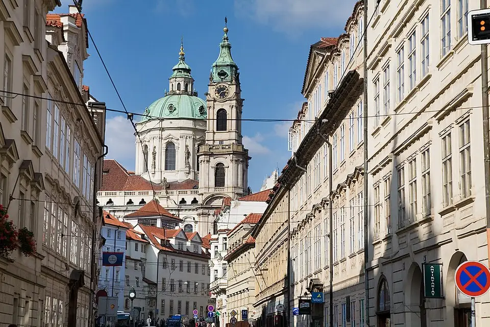 Authentischer Reisemoment in Prag – passend zu Busreise Prag für Paare – Route & Leistungen