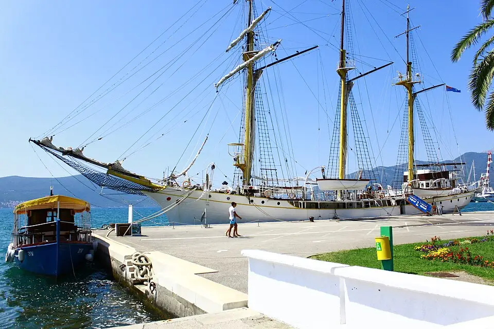 Authentischer Reisemoment in Montenegro – passend zu Busreise Montenegro mit Rollator – Reiseguide