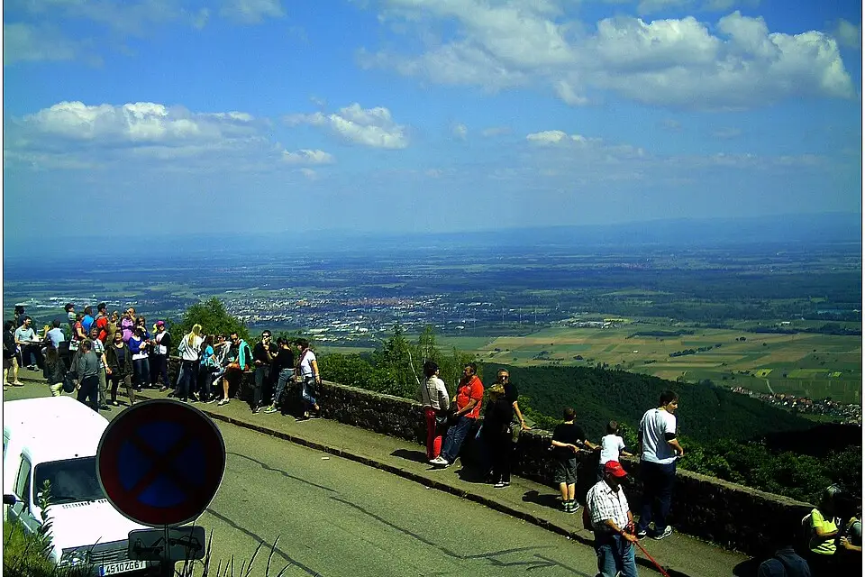 Stimmungsvolle Reiseansicht aus Elsass für Günstige Busreise Elsass – Tipps zur Auswahl