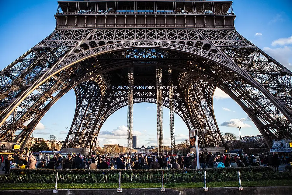 Stimmungsvolle Reiseansicht aus Paris für Weihnachtsreise Paris mit dem Bus – Reisecheck