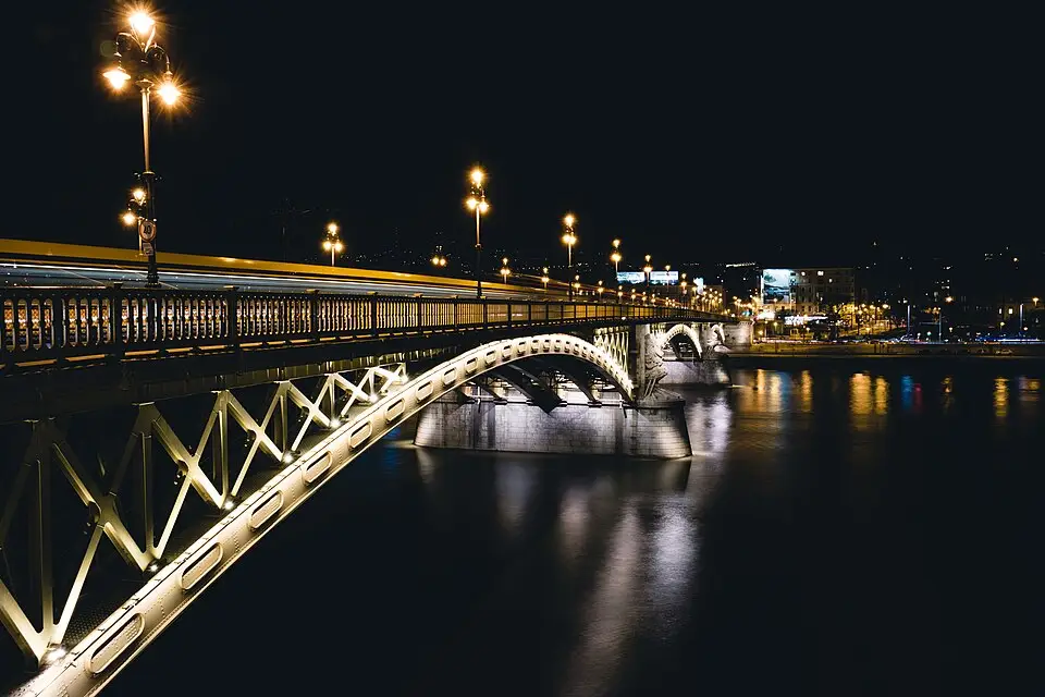 Stimmungsvolle Reiseansicht aus Budapest für Busreise Budapest für Familien – Reiseguide