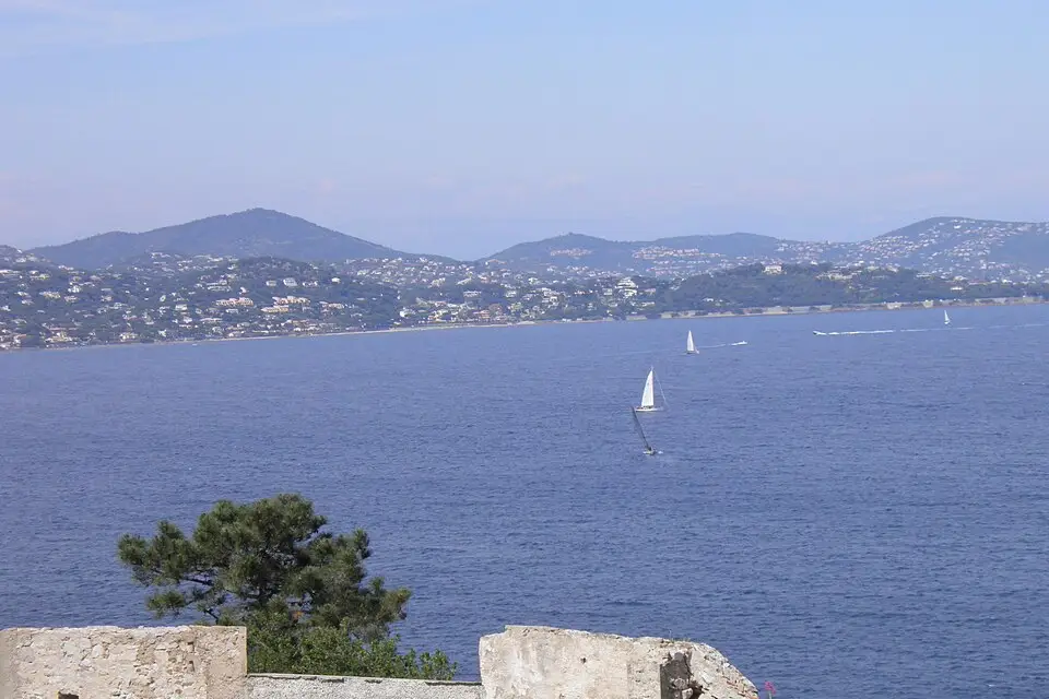 Stimmungsvolle Reiseansicht aus Côte d’Azur für Rundreise Côte d’Azur mit dem Bus – ehrlich eingeordnet