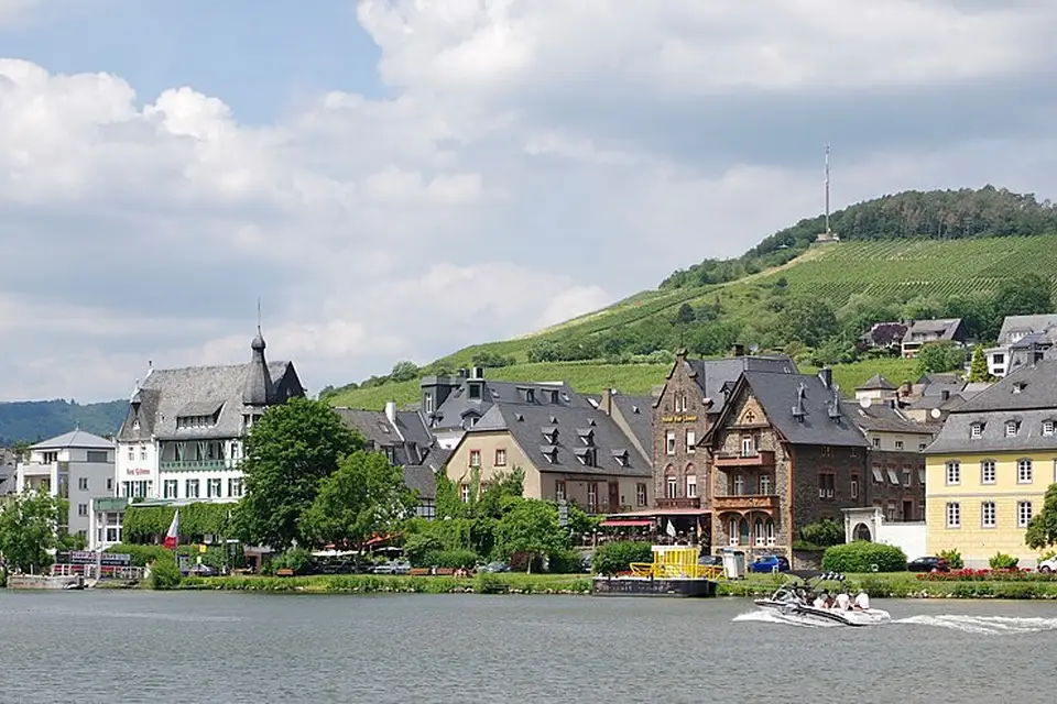 Authentischer Reisemoment in Mosel – passend zu Busreise Mosel für Senioren mit Haustürabholung – Dauer & Komfort