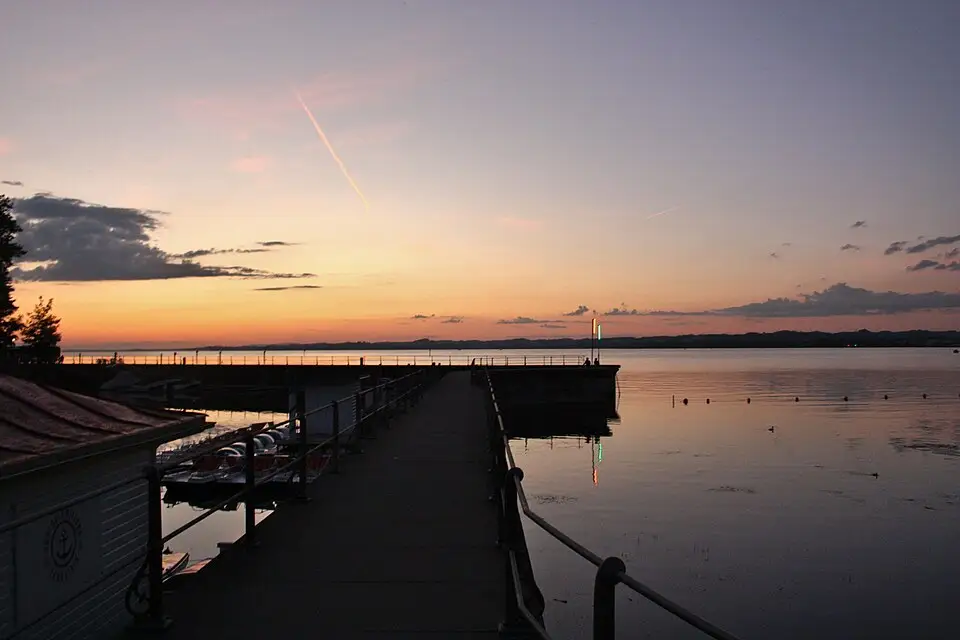 Stimmungsvolle Reiseansicht aus Bodensee für Busreise Bodensee mit Reiseleitung – Reisecheck