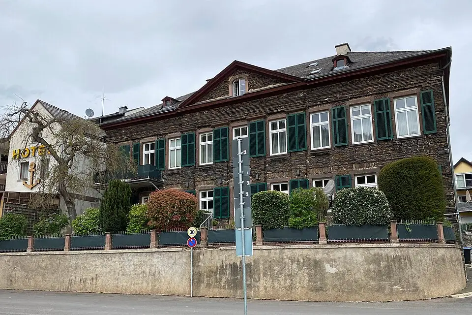 Stimmungsvolle Reiseansicht aus Mosel für Vereinsreise Mosel mit dem Bus – Reisecheck