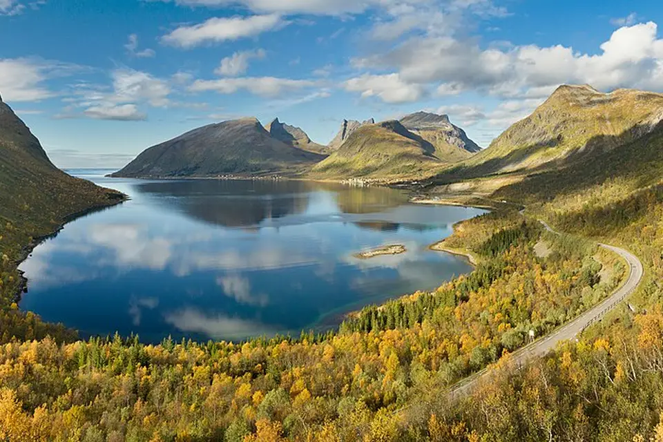Stimmungsvolle Reiseansicht aus Norwegische Fjorde für Busreise Norwegische Fjorde ab Frankfurt – Reiseguide