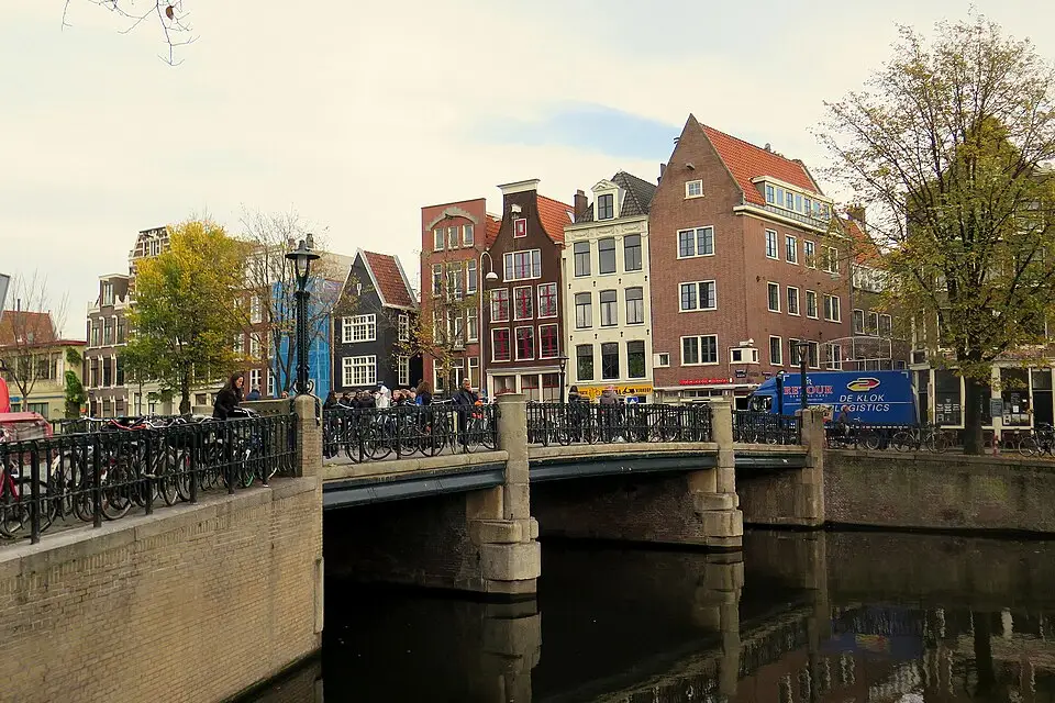 Authentischer Reisemoment in Amsterdam – passend zu Busreise Amsterdam für Familien – Route & Leistungen