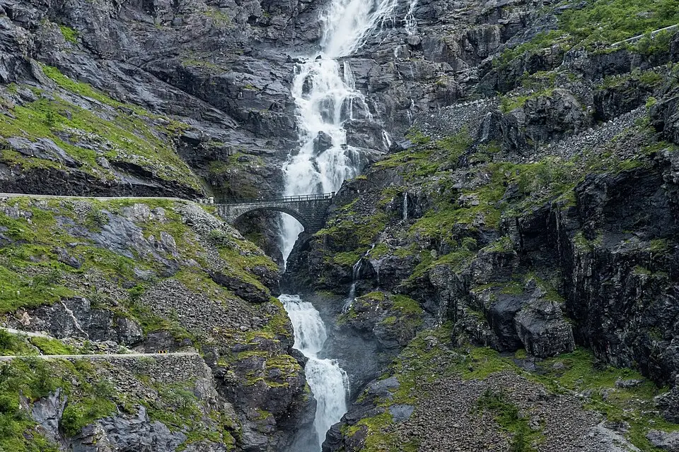 Stimmungsvolle Reiseansicht aus Norwegische Fjorde für Busreise Norwegische Fjorde für Paare – Reiseguide