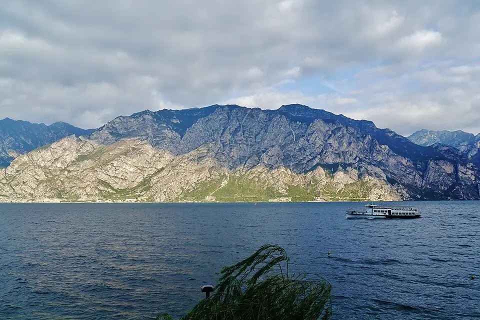 Stimmungsvolle Reiseansicht aus Gardasee für Silvesterreise Gardasee mit dem Bus – Dauer & Komfort